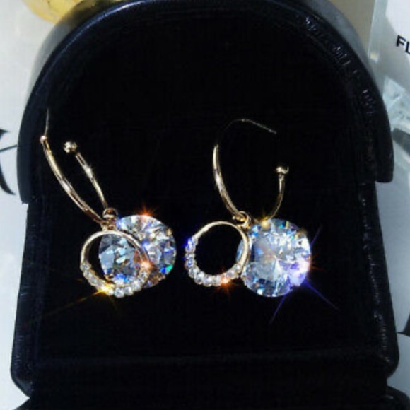 NEW Drop Earrings 18k Yellow Gold Plated - Picture 3 of 3
